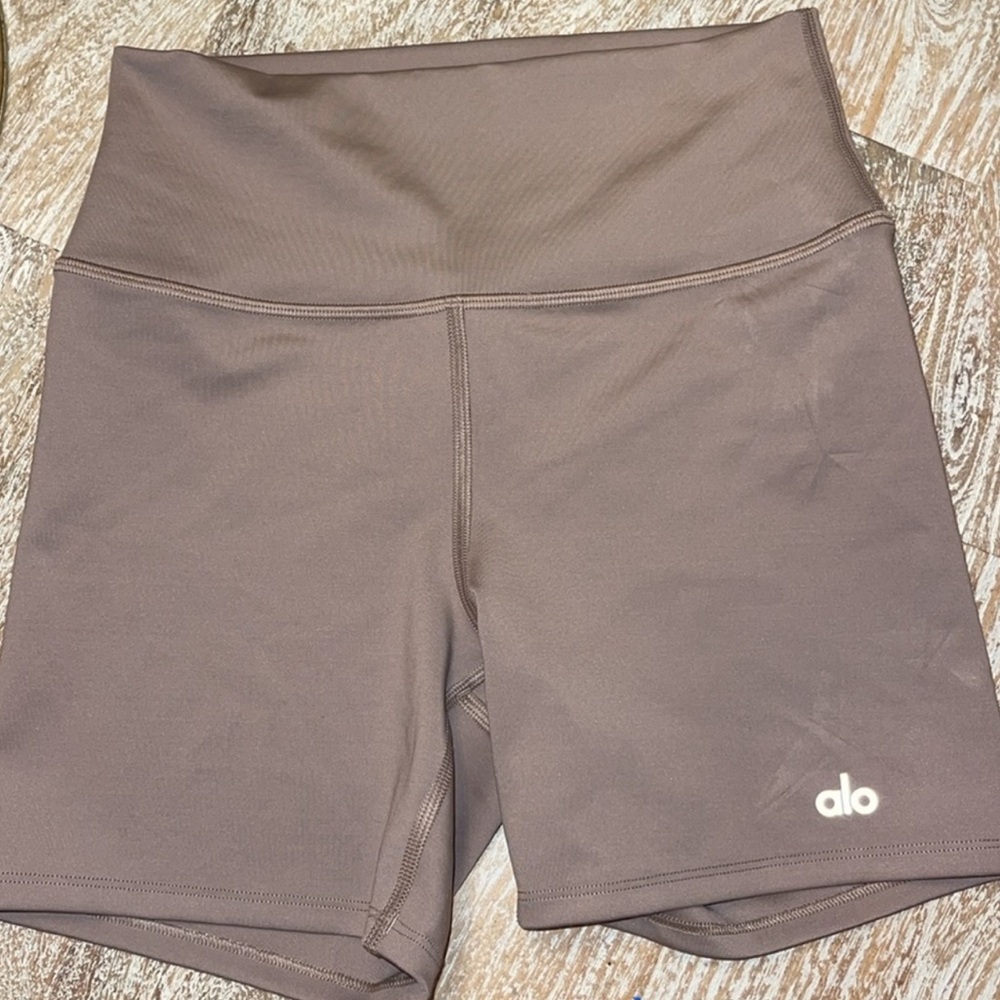 Alo airlift 5” shorts size extra small